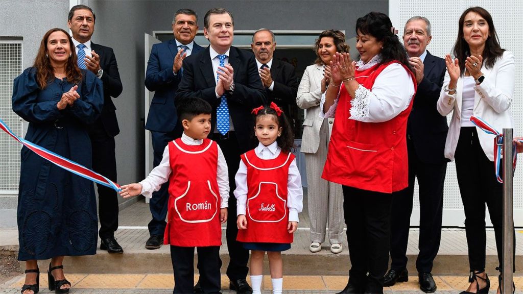 Zamora inauguró el nuevo edificio del Jardín de Infantes "Sisita" en la Capital.