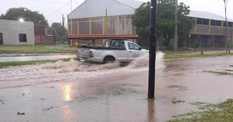 Un fuerte temporal provocó severos daños en distintos puntos de Santiago y afectó los servicios.