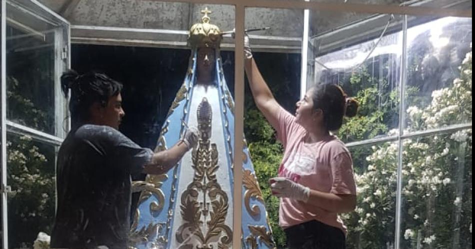Servir en nombre de Ella: grupo de devotos de la Virgen del Valle asisten a los peregrinos.