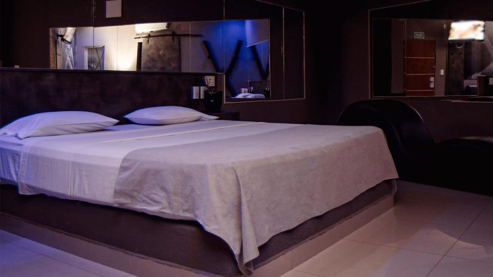 Tensión en un conocido motel: un joven causó destrozos al descubrir a su novia con otro hombre