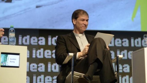 Coloquio de IDEA: UN SACERDOTE JESUITA OPACÓ A STANLEY EN EL COLOQUIO DE IDEA