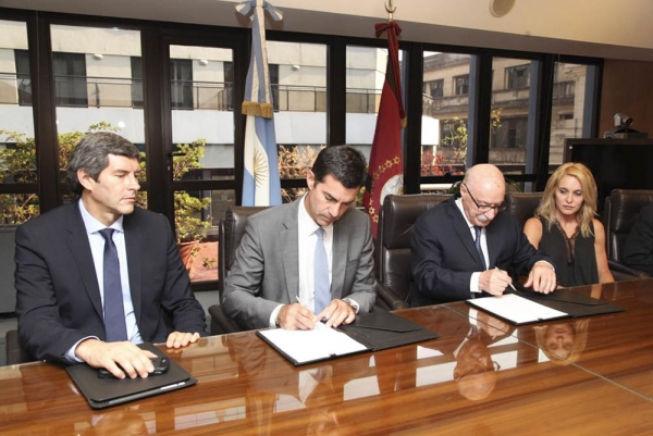 URTUBEY FIRMÓ CONVENIO CON EL CFI PARA ASISTIR A AFECTADOS POR LAS INUNDACIONES