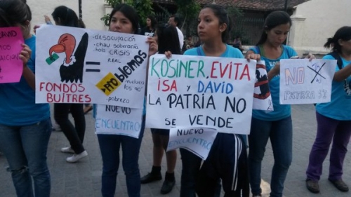 PROTESTARON CONTRA LOS FONDOS BUITRE EN EL CENTRO SALTEÑO