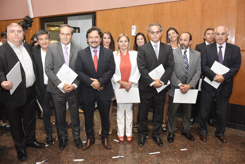 EL GOBERNADOR SÁENZ TOMÓ JURAMENTO A NUEVOS FUNCIONARIOS PROVINCIALES