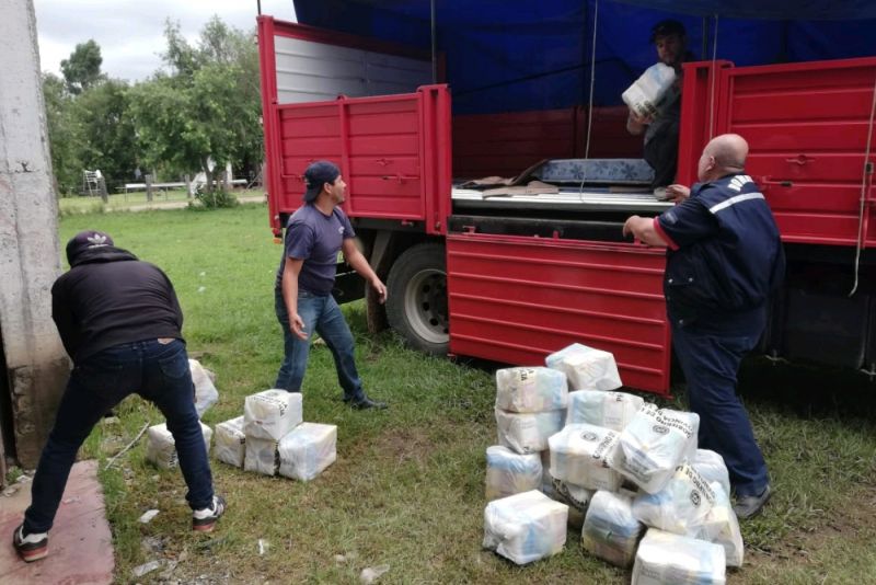 DISTRIBUYEN ASISTENCIA A DAMNIFICADOS DE LOS TOLDOS