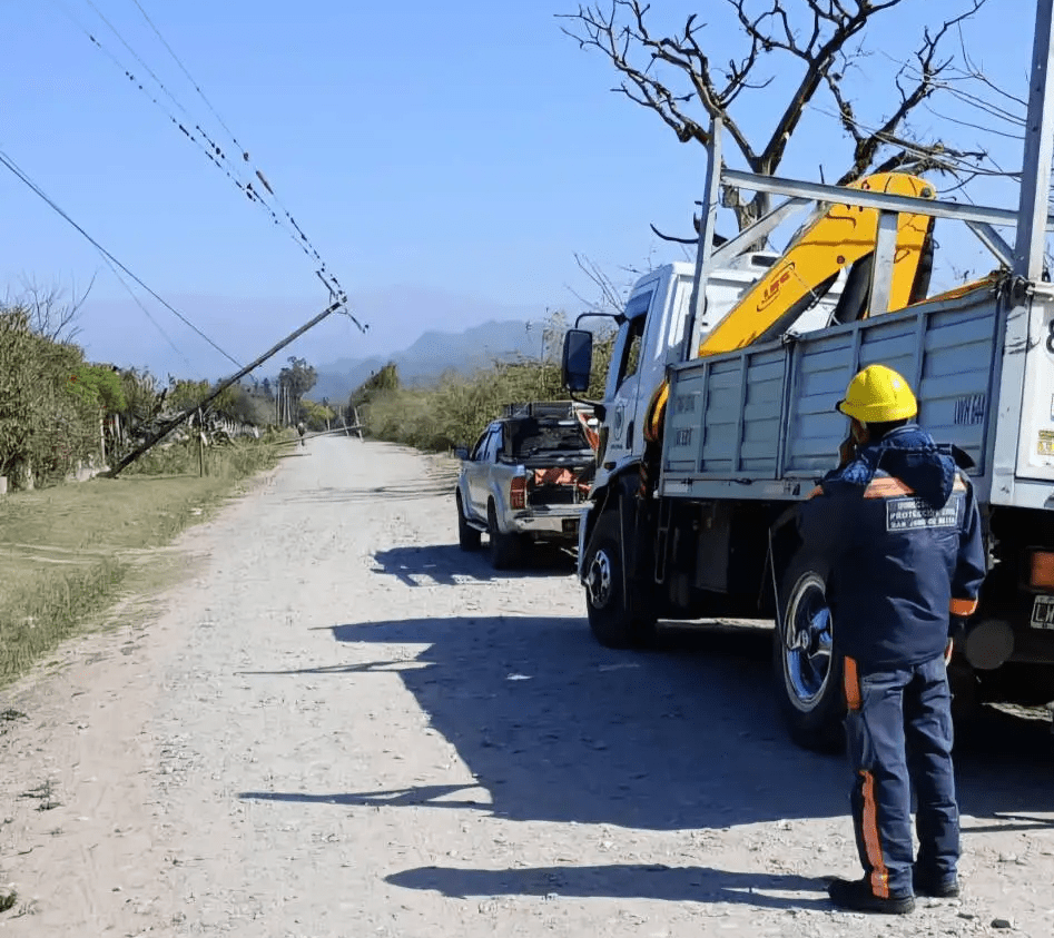Metán / OPERATIVO ANTE EL TEMPORAL DE VIENTO EN LA CIUDAD