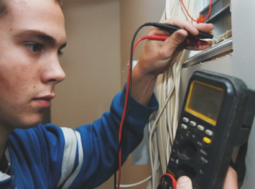MUNICIPALES: INSCRIBEN PARA UN CURSO DE ELECTRICIDAD