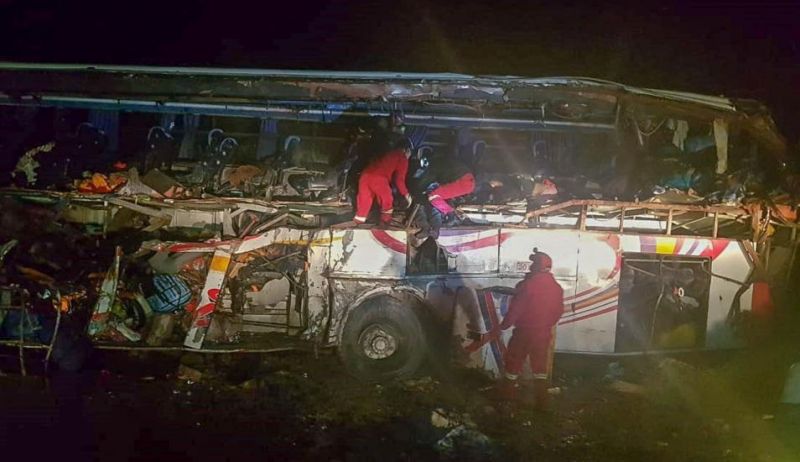 CHOQUE ENTRE COLECTIVO Y CAMIÓN DEJA 24 MUERTOS EN BOLIVIA