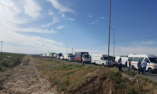 Municipales endurecieron la protesta y cortaron la Ruta 22 antes del ingreso a Plaza Huincul