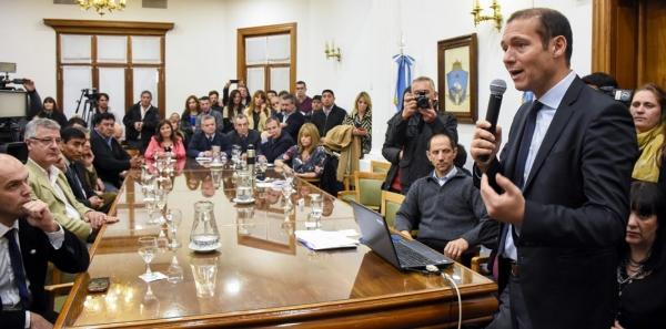 Gutiérrez firmó convenios para la construcción de diez escuelas y obras de tres hospitales.