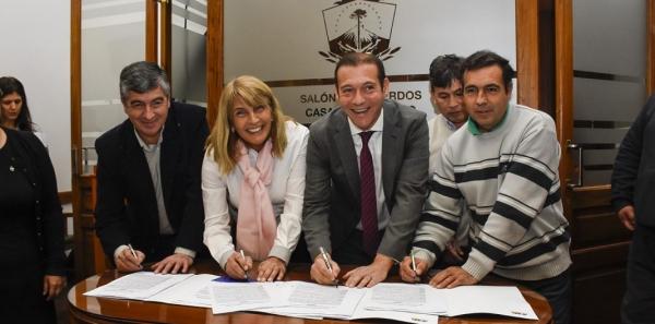 Gutiérrez firmó acuerdos para construir 100 viviendas en localidades del interior.