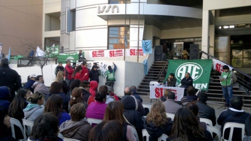 Estatales neuquinos se manifestaron en las puertas del ISSN.