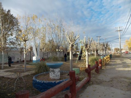REACTIVAN LA PLAZOLETA SOBRE AZUCENA MAIZANI DEL BARRIO CENTRAL DE PLAZA HUINCUL.