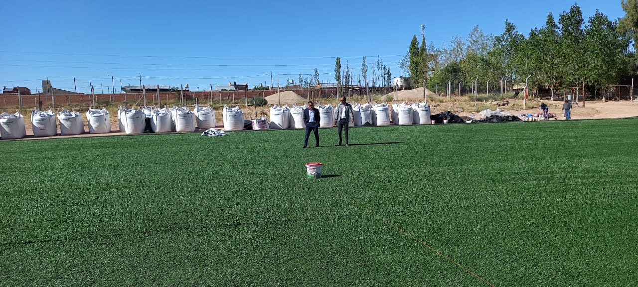 Colocan el césped sintético en la cancha de veteranos