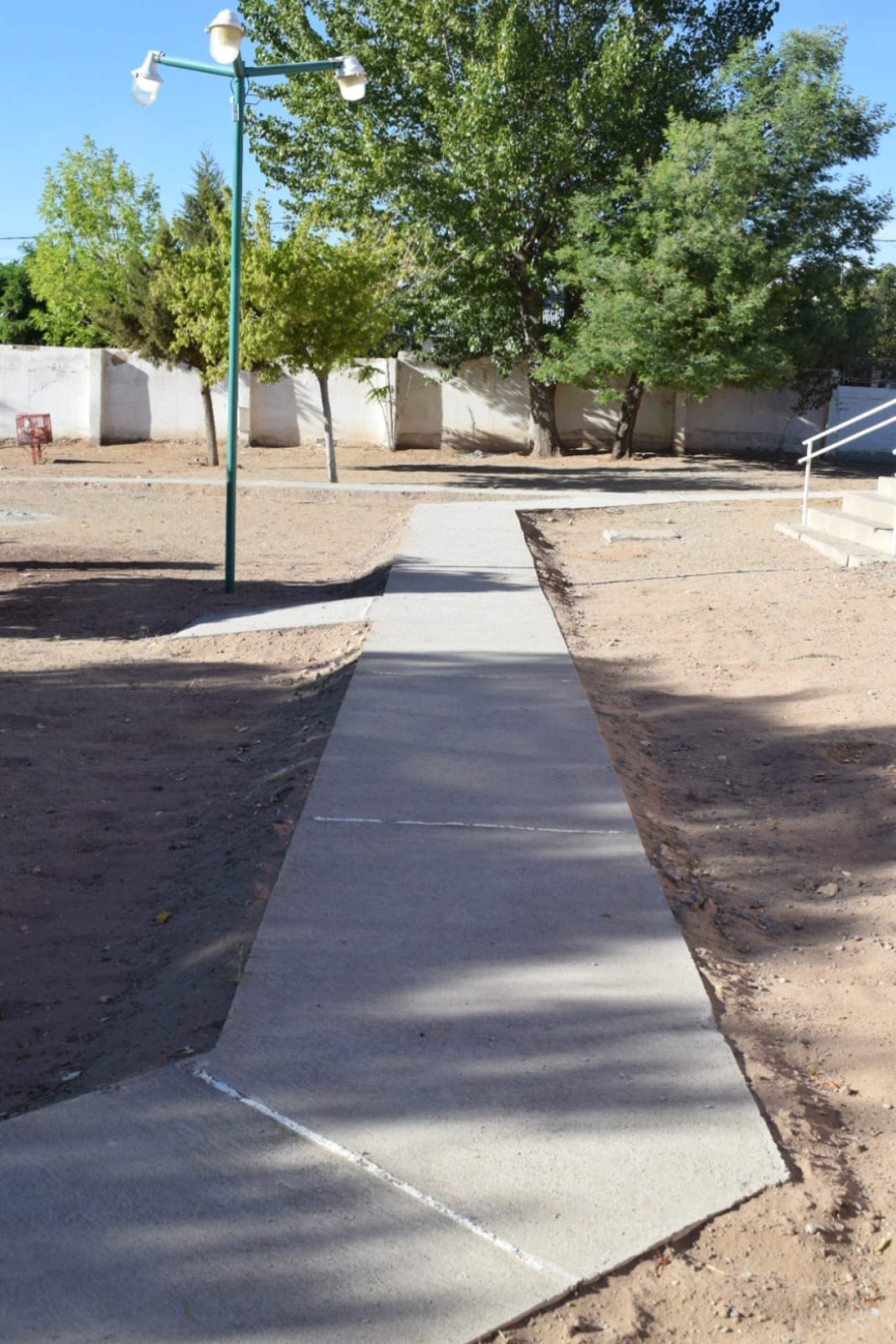 Plaza Huincul realizó obras en 13 escuelas. "Nuestro compromiso fue entregar los edificios en condiciones para el inicio del año escolar" El intendente Claudio Larraza repasó el listado de obras realizado en las escuelas y jardines de infantes de la ciudad durante el receso de verano.