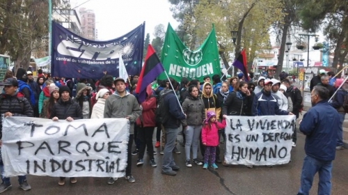 Neuquén: marcharon en repudio al desalojo de la toma de Parque Industrial.
