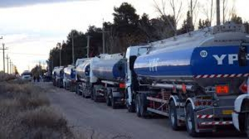 Camioneros protestan en Refinería
