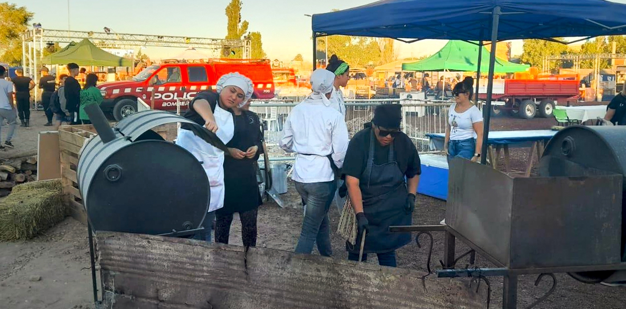 Tecnicaturas en Gastronomía presentes en evento de asadores y muestra ganadera