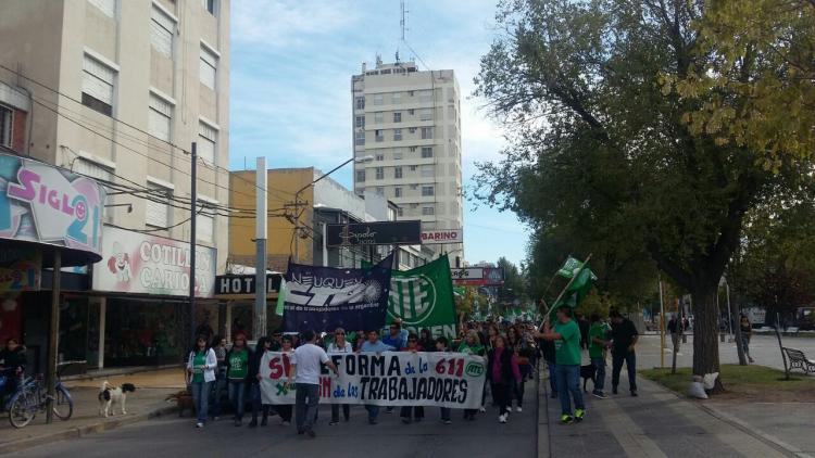Marcha con conflictos y paro rechazando la suba de aportes a Instituto.