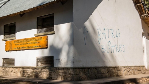 Agarraron in fraganti a un concejal mientras pintaba un graffiti un edificio público