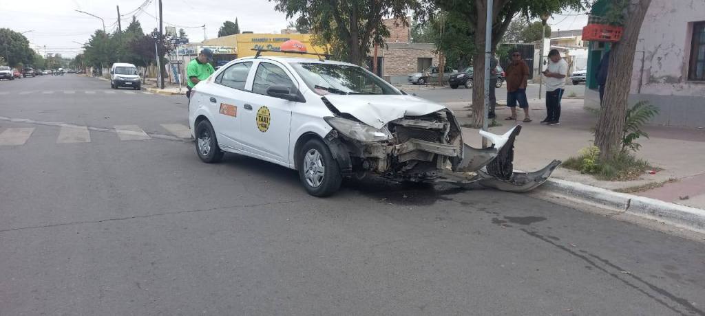 Accidente en calles roca y san luis entre taxi y auto renault captur lesionados derivados al hospital
