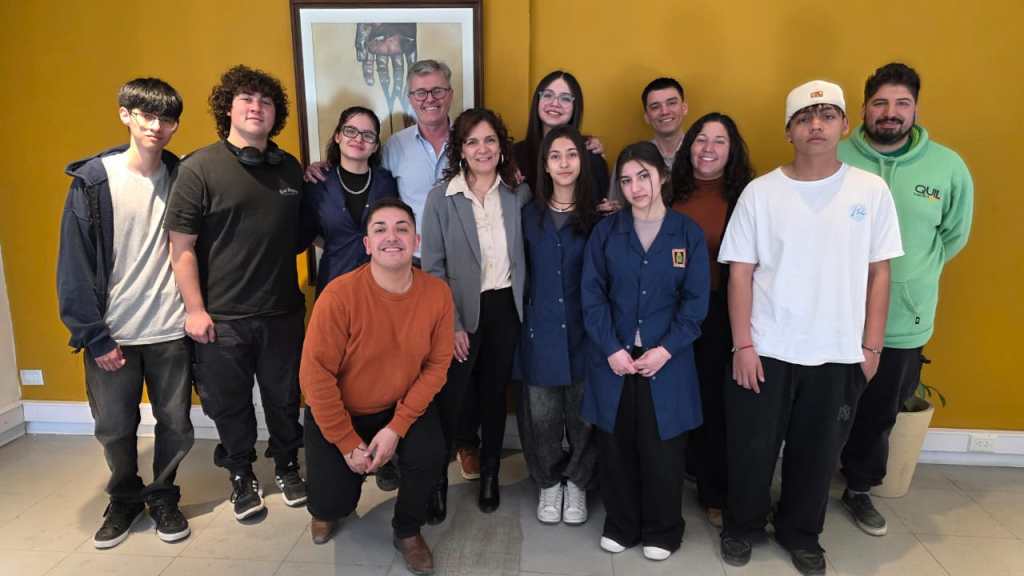 El intendente municipal, Claudio Larraza, recibió al grupo de estudiantes de la E.P.E.T. N° 10, que desarrollan el proyecto Synapse para participar en el “Desafío ECO YPF 2025”