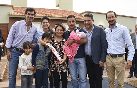 En Joaquín V.González el Gobernador entregó 50 viviendas