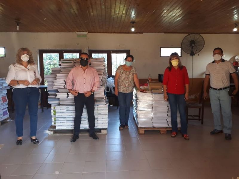 APOLINARIO SARAVIA : ENTREGA DE KITS ESCOLARES