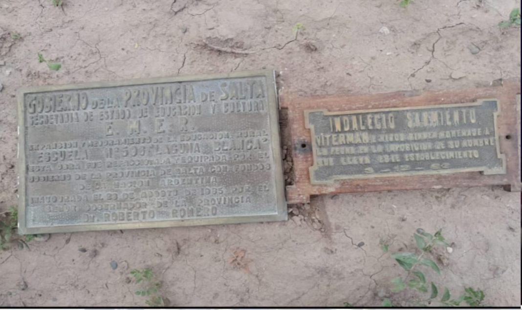 Dos demorados por la sustracción de placas de bronce desde una escuela rural