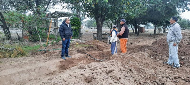 SE CONSTRUYE UN CANAL DE DESAGÜE EN EL QUEBRACHAL