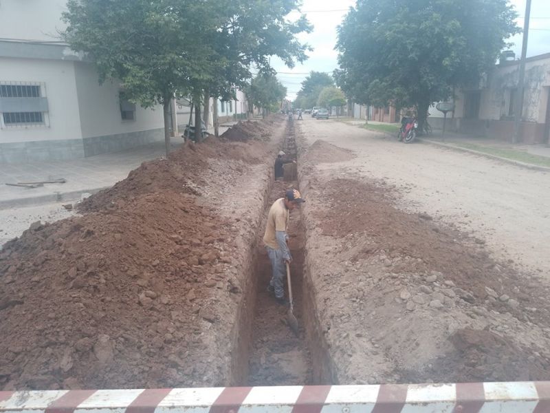 CONTINÚAN LOS TRABAJOS PARA INSTALACIÓN DE LA RED CLOACAL EN CALLE MARIANO MORENO