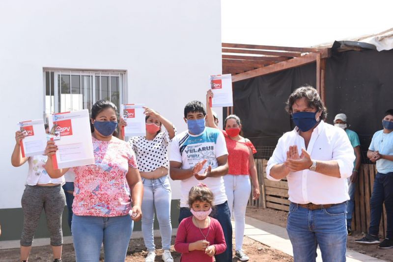 ”Estamos cambiando la realidad de los salteños”, dijo Sáenz en la entrega de 15 viviendas de Las Lajitas