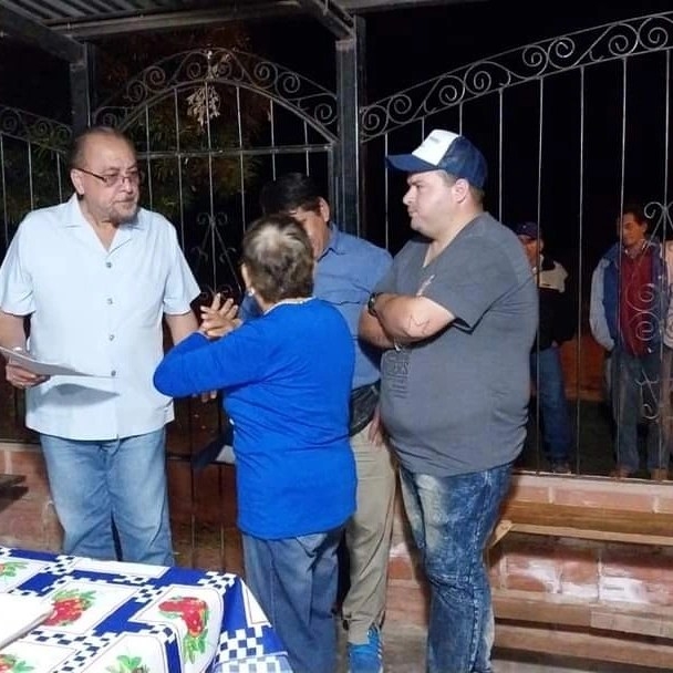 El dr Claudio Navarro recorre los barrios de la ciudad