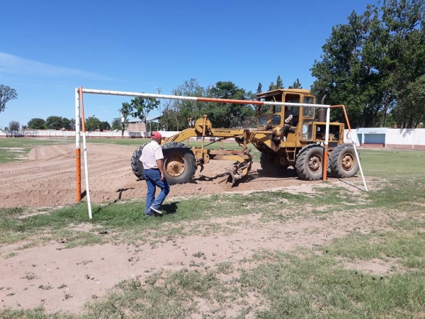 Acondicionan el campo de juego de fútbol en el Complejo Deportivo