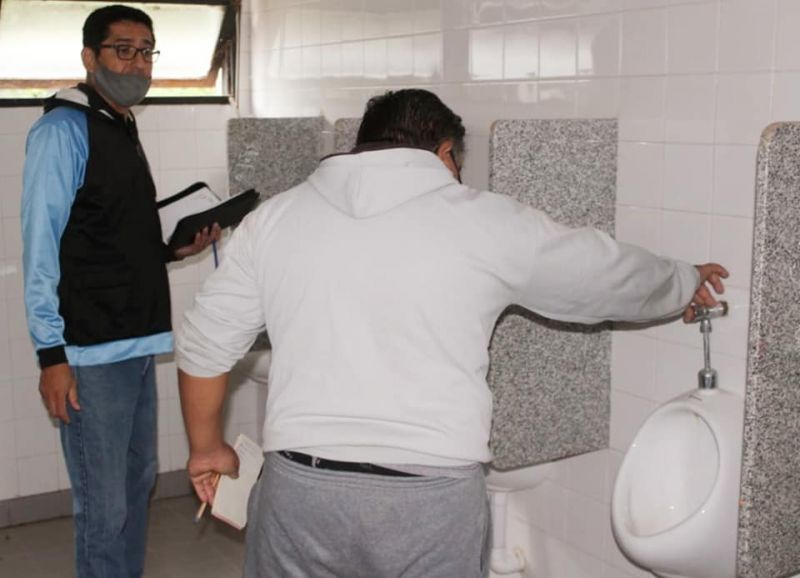 EL QUEBRACHAL: EL MUNICIPIO AVANZA EN LA REFACCIÓN DE SANITARIOS Y PROVISIÓN DE AGUA POTABLE