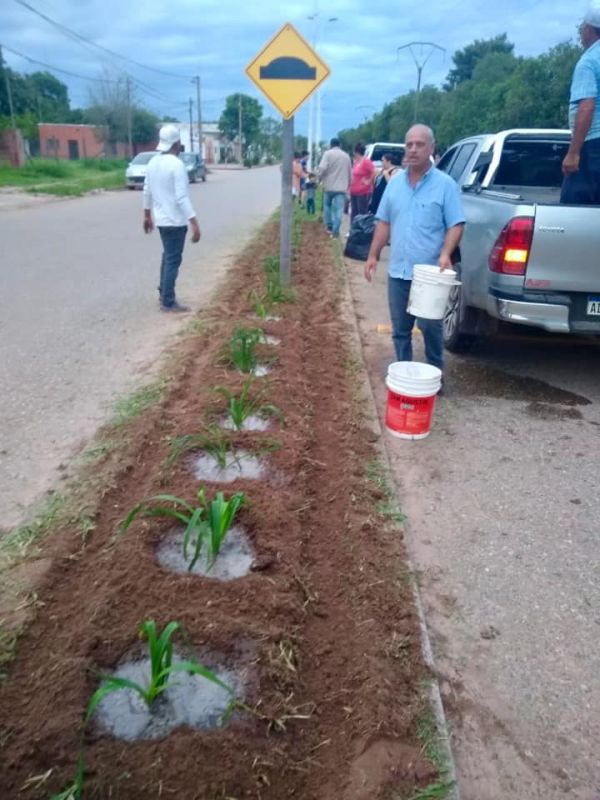 LAS LAJITAS : EL MUNICIPIO INCENTIVA MANTENER Y MEJORAR ESPACIOS VERDES
