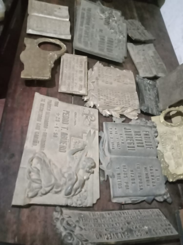 Las Lajitas: tres demorados por la sustracción de placas de bronce de un cementerio