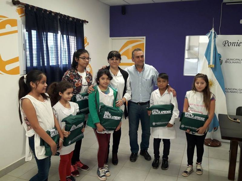 APOLINARIO SARAVIA: ENTREGA DE KITS ESCOLARES