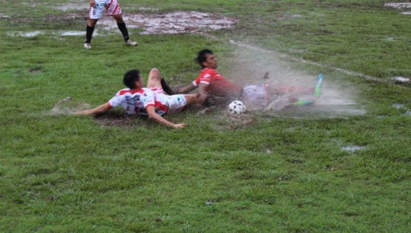 El agua de lluvia obligó a jugar a los pelotazos y el rojo empató 2 a 2 con Normal Rosarino