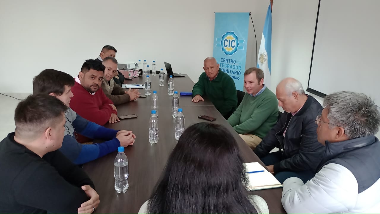 J.V.González: 𝗥𝗘𝗨𝗡𝗜𝗢𝗡 𝗖𝗢𝗡 𝗠𝗜𝗘𝗠𝗕𝗥𝗢𝗦 𝗗𝗘 𝗥𝗘𝗦𝗜𝗗𝗨𝗢𝗦 𝗨𝗥𝗕𝗔𝗡𝗢𝗦 𝗗𝗘 𝗟𝗔 𝗣𝗥𝗢𝗩𝗜𝗡𝗖𝗜𝗔