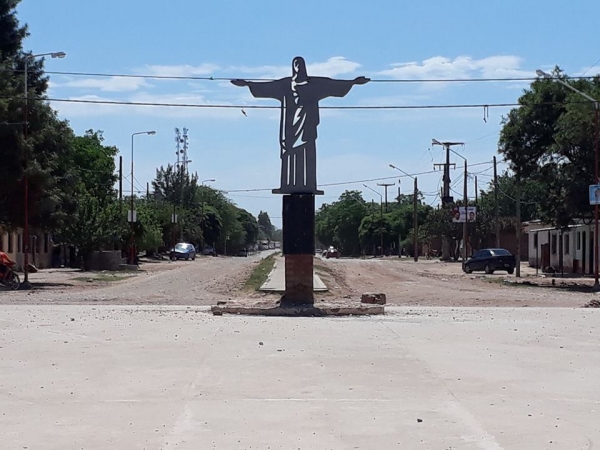 Se instaló el Cristo Redentor en la rotonda del barrio Nueva Esperanza:
