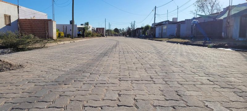 CONTINÚAN LAS TAREAS DE ADOQUINADO EN B° PROVIPO EN EL QUEBRACHAL