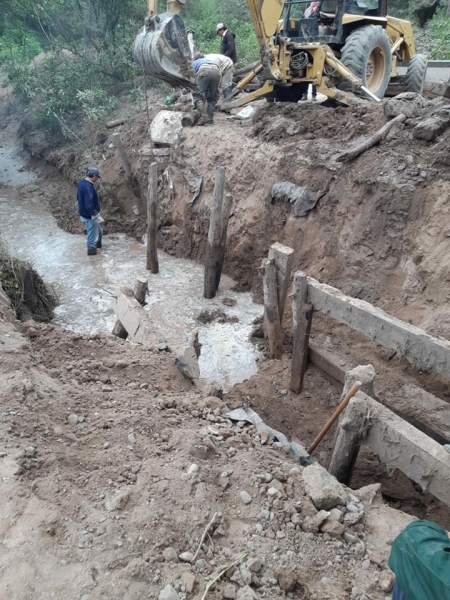 Un camión destruyó un puente del camino al Algarrobal: