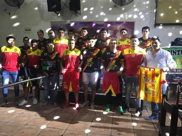 EL CLUB DR. JOAQUIN V GONZALEZ PRESENTO NUEVA INDUMENTARIA