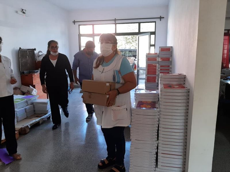 LAS LAJITAS : DISTRIBUCION DE LIBROS Y KITS ESCOLARES