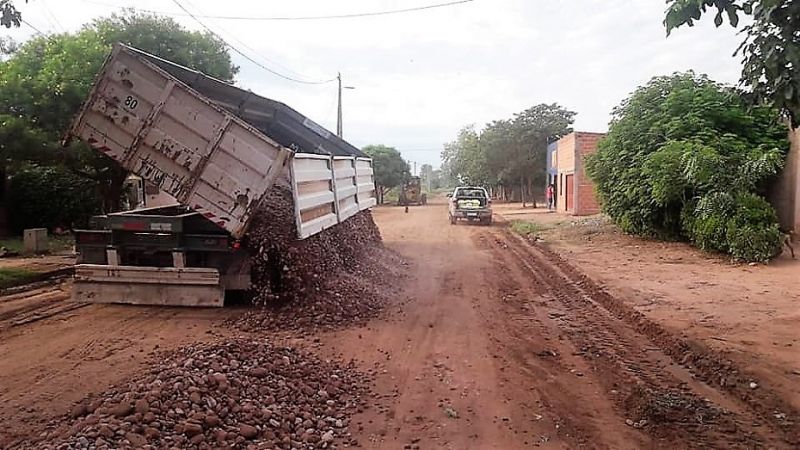 Avanzan los trabajos de nivelación y enripiado en calles de General Pizarro