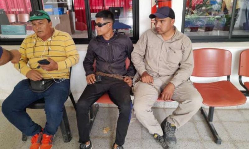 Despidos y violencia laboral: trabajadores se encadenaron en Las Lajitas