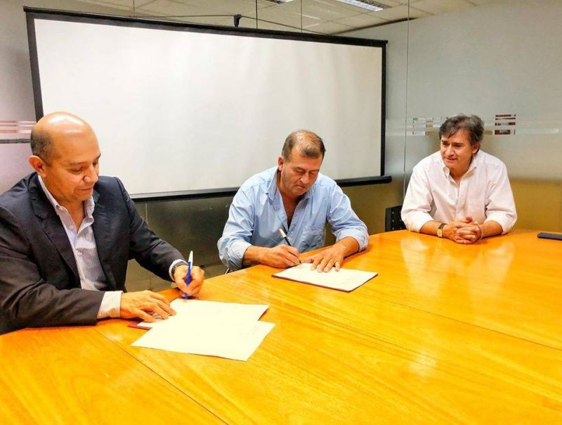 EL QUEBRACHAL : ROLY ROJAS FIRMO CONVENIO CON EL ENRESP