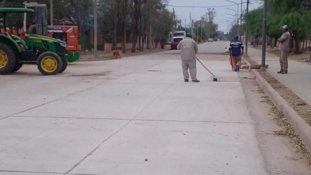 Pavimentan la avenida Antártida Argentina en Las Lajitas