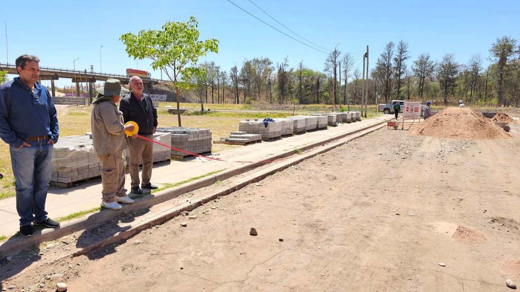 Las Lajitas: Pavimento articulado en el acceso al barrio Los Lapachos